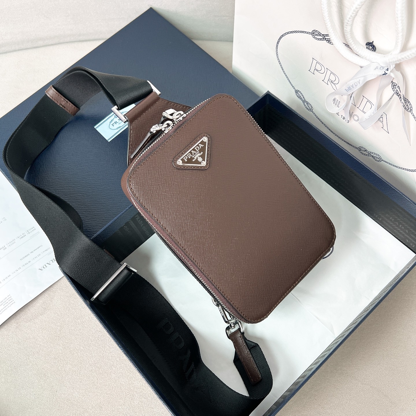 프라다 사피아노 메신저 크로스백  2VZ106 20*14*4cm