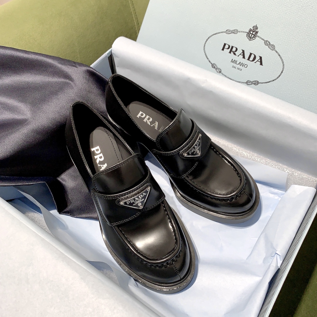 프라다 Monolith 가죽 로퍼