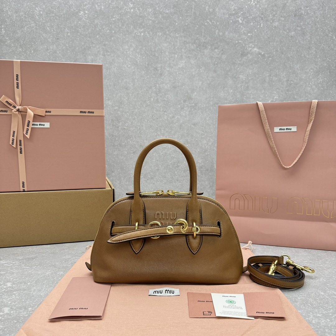 Miu Miu Small  Aventure 핸드백   28×11×17cm