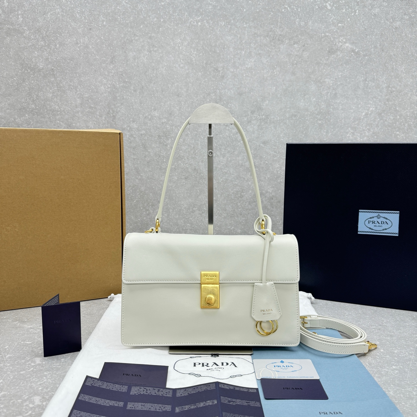 Prada  소프트 사운드 숄더 백  28×9×17cm