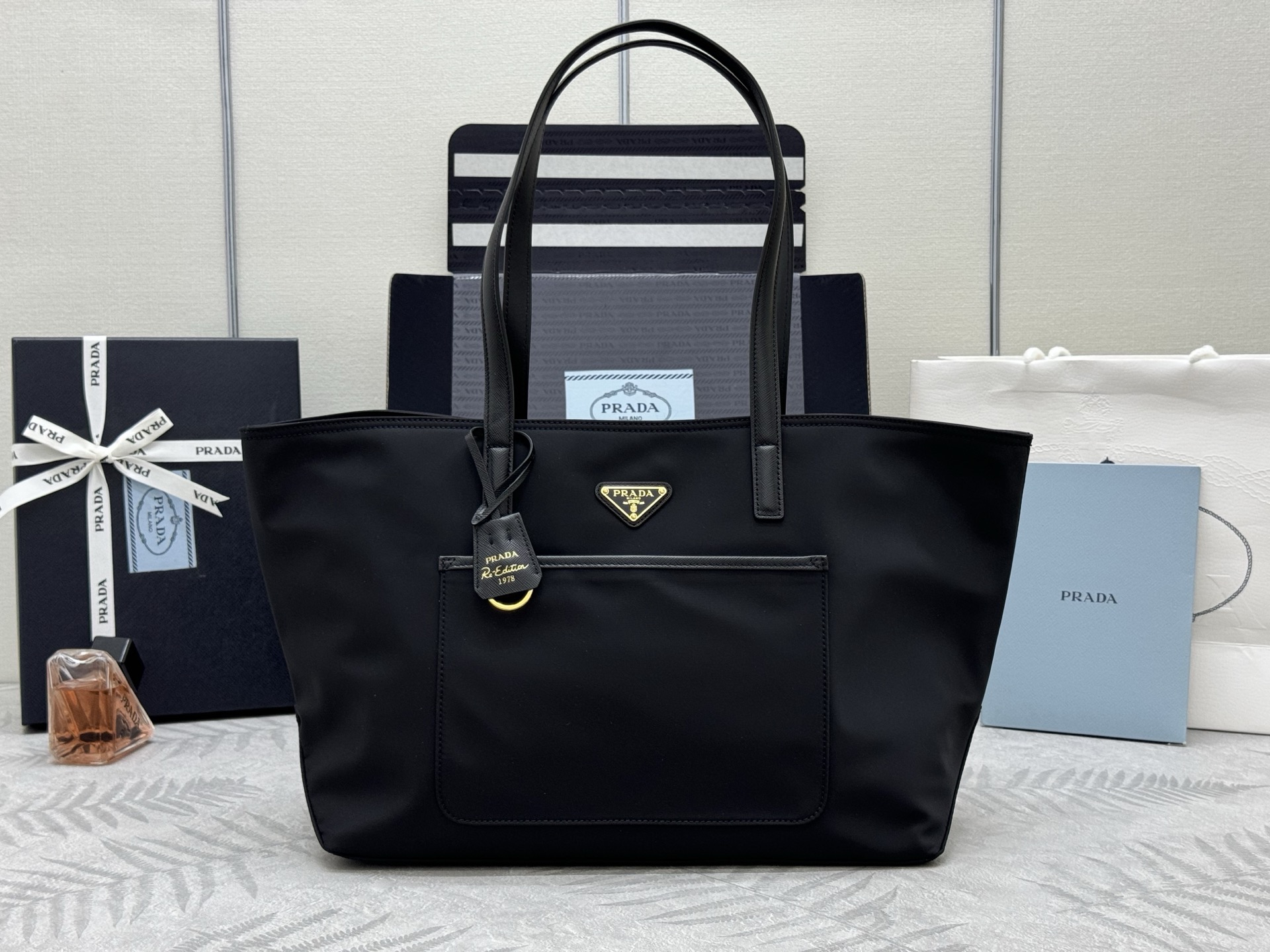 프라다 리에디션 1978 미디엄 리나일론 토트백 1BG555 35x26x15cm
