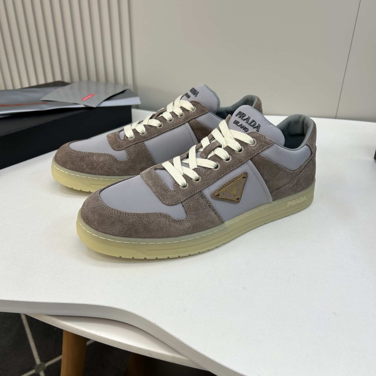 프라다 다운타운 델라베 스웨이드 리나일론 스니커즈 2EE364