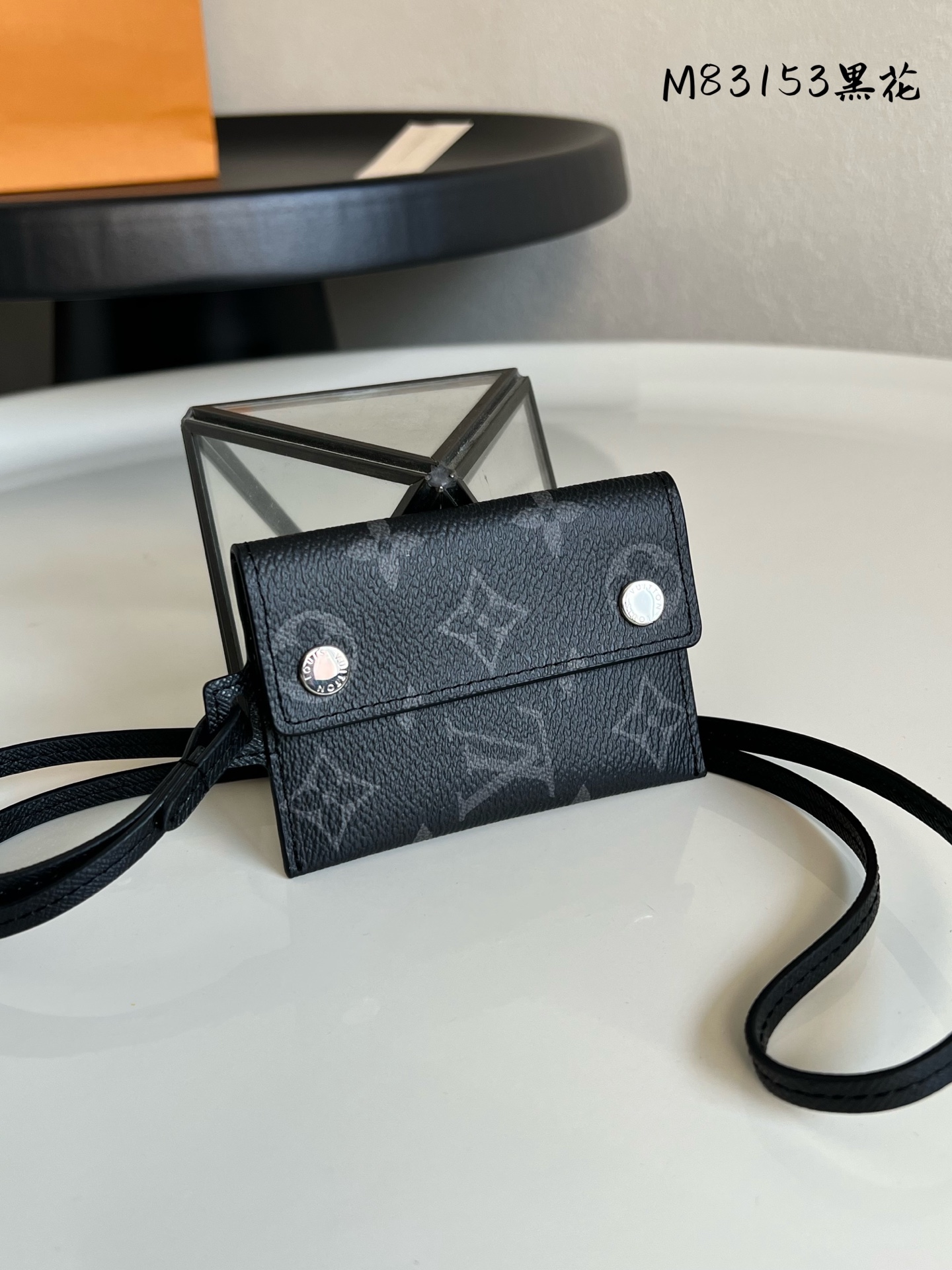 루이비통  카드 홀더 목걸이  M83153 7.6 x 10 x 0.5cm