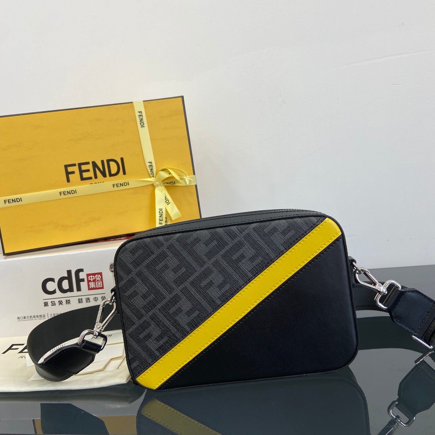 펜디 FF 모티프 패브릭 플랫 파우치  22.X 15.5cm