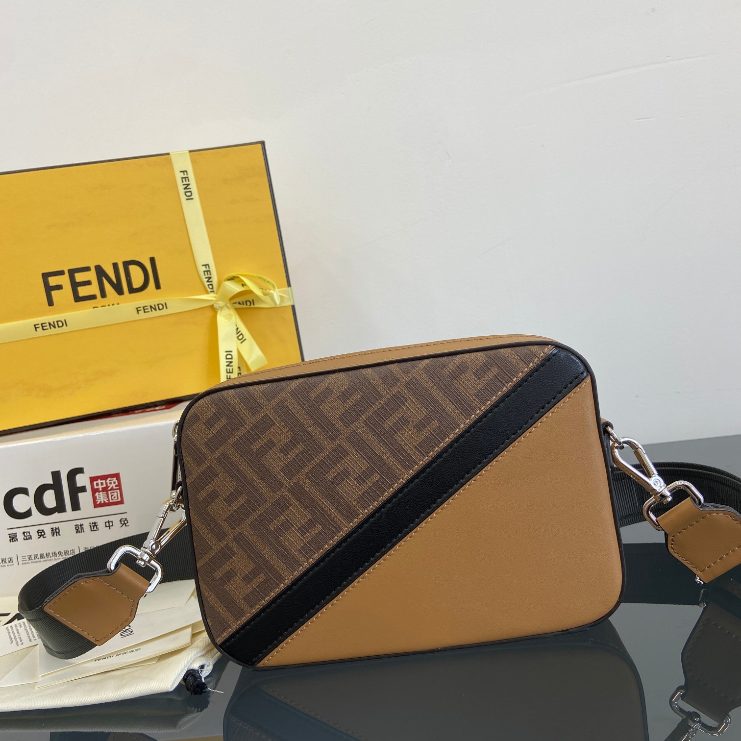 펜디 FF 모티프 패브릭 플랫 파우치  22.X 15.5cm