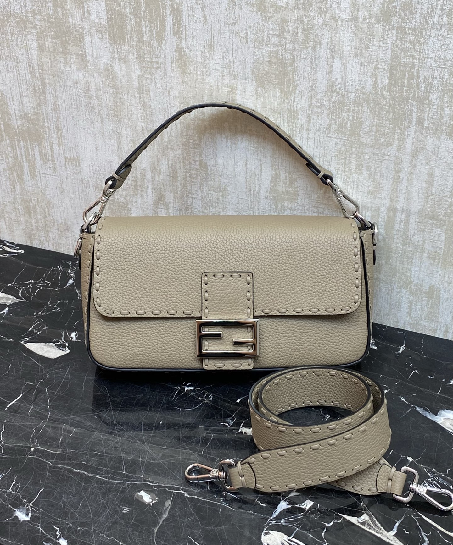 펜디 바게트 미디움 백 8BR600 27-6-15 cm