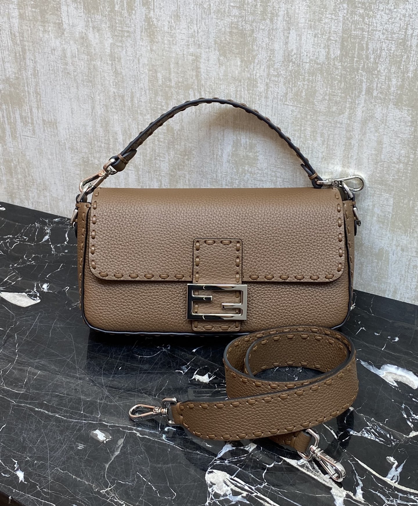 펜디 바게트 미디움 백 8BR600 27-6-15 cm