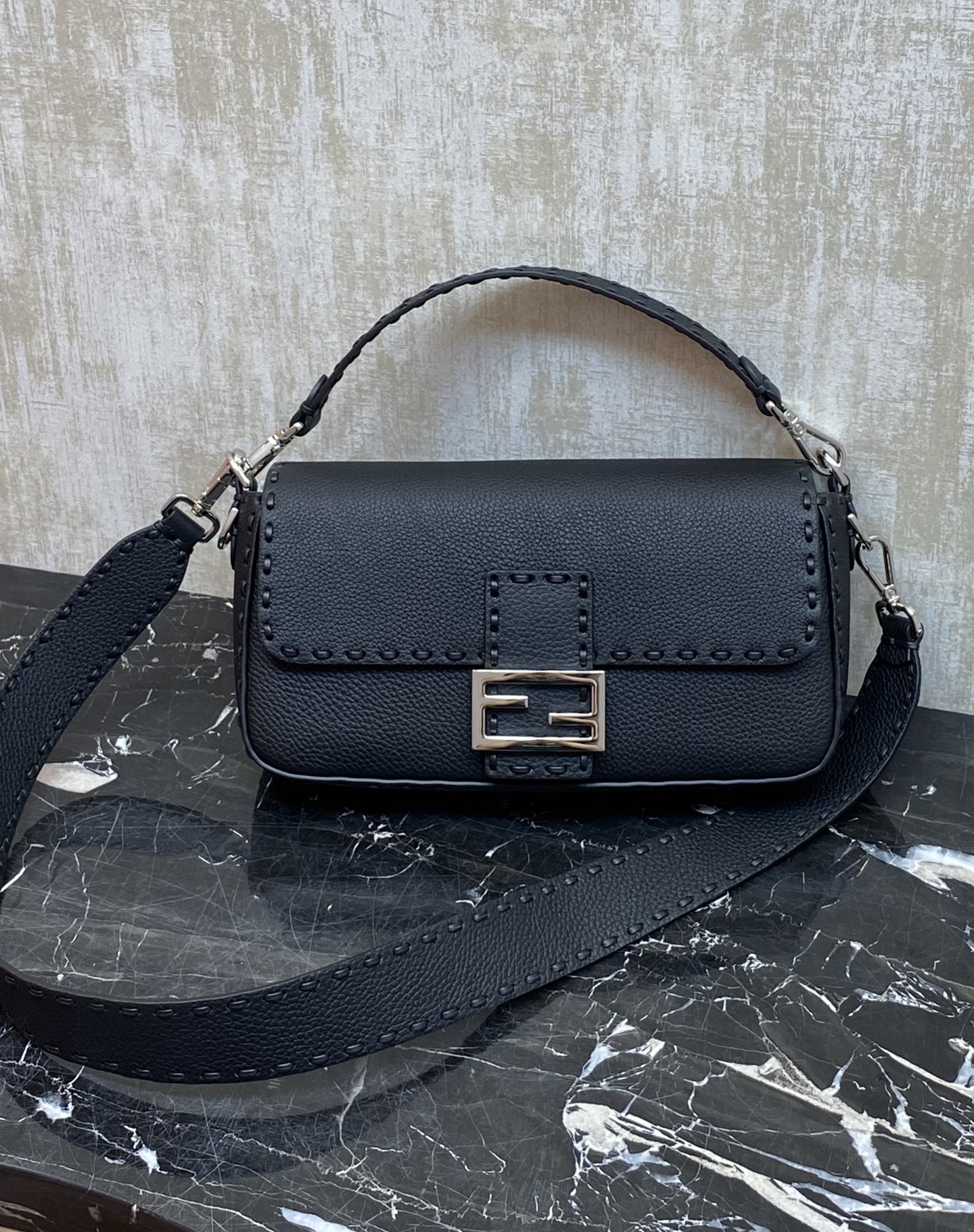 펜디 바게트 미디움 백 8BR600 27-6-15 cm