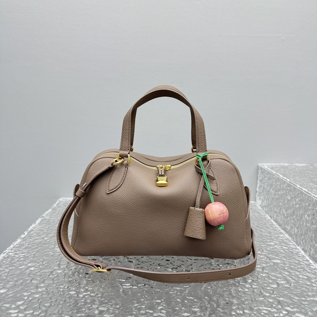 로로피아나  송아지 가죽 스몰 니들 백  30x  17x  14cm