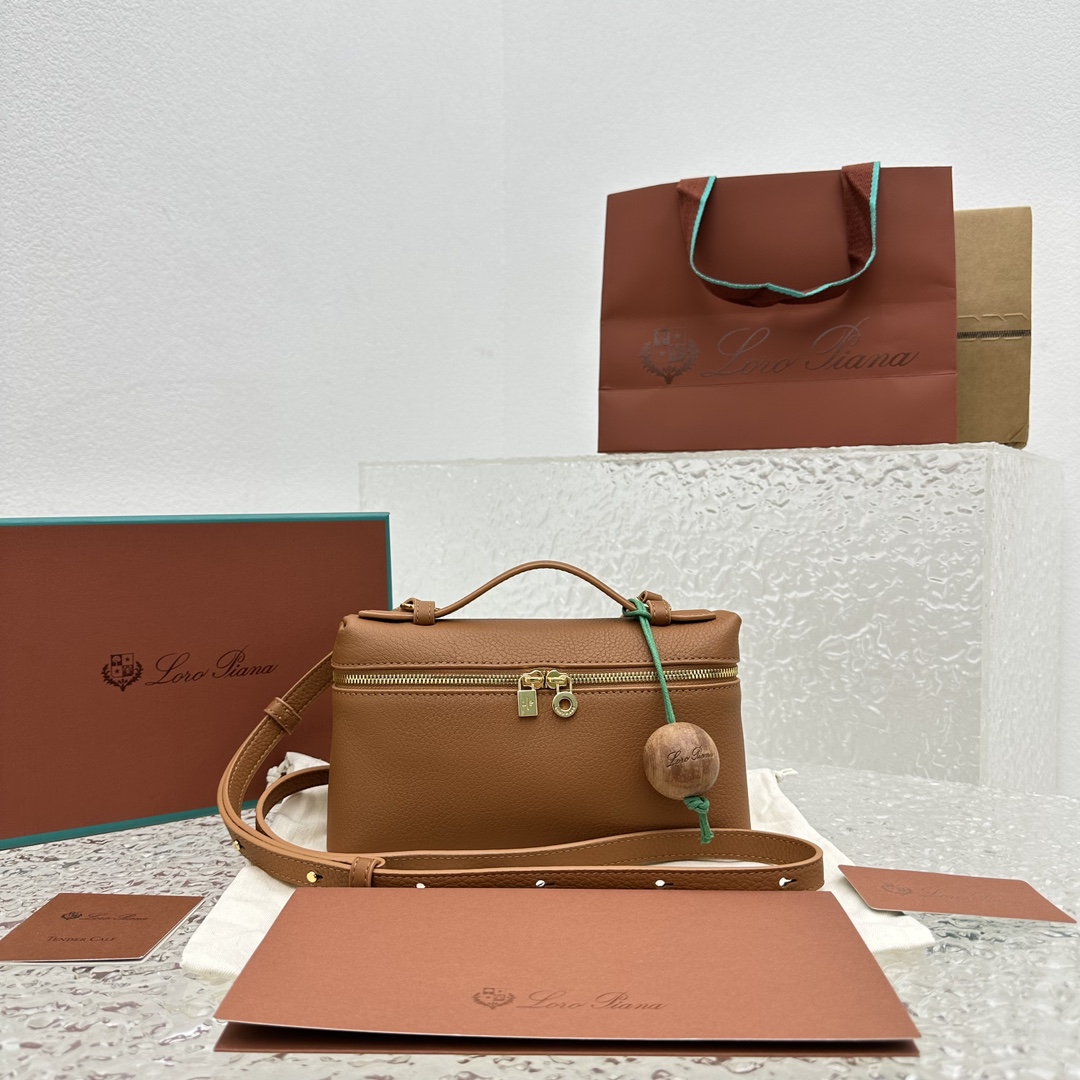 로로피아나   Extra pocket L19  백 19×7×12cm