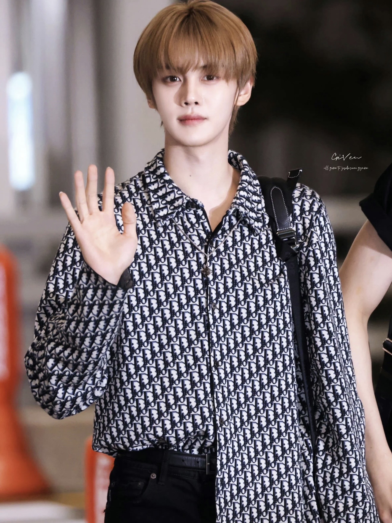 디올 신상 니트 셔츠