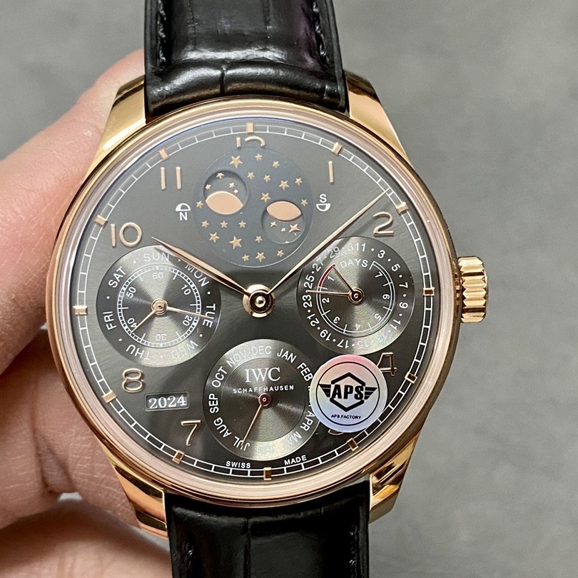 APS  l 52610 무브먼트 l 44.2 mm l 포르투기저 퍼페추얼 캘린더 IW503312