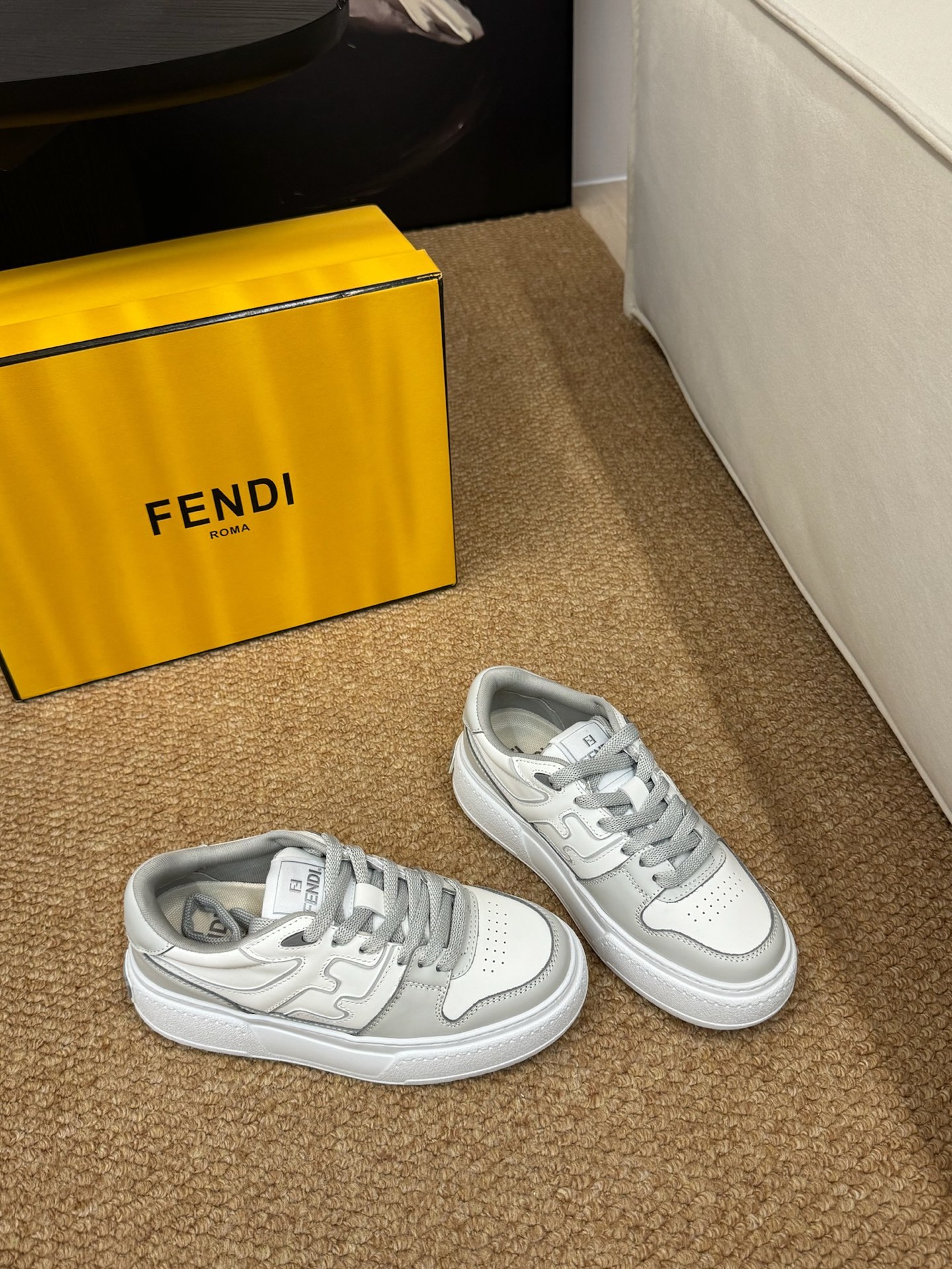 FENDI 25 FW 주카 모티프 패널 스니커즈