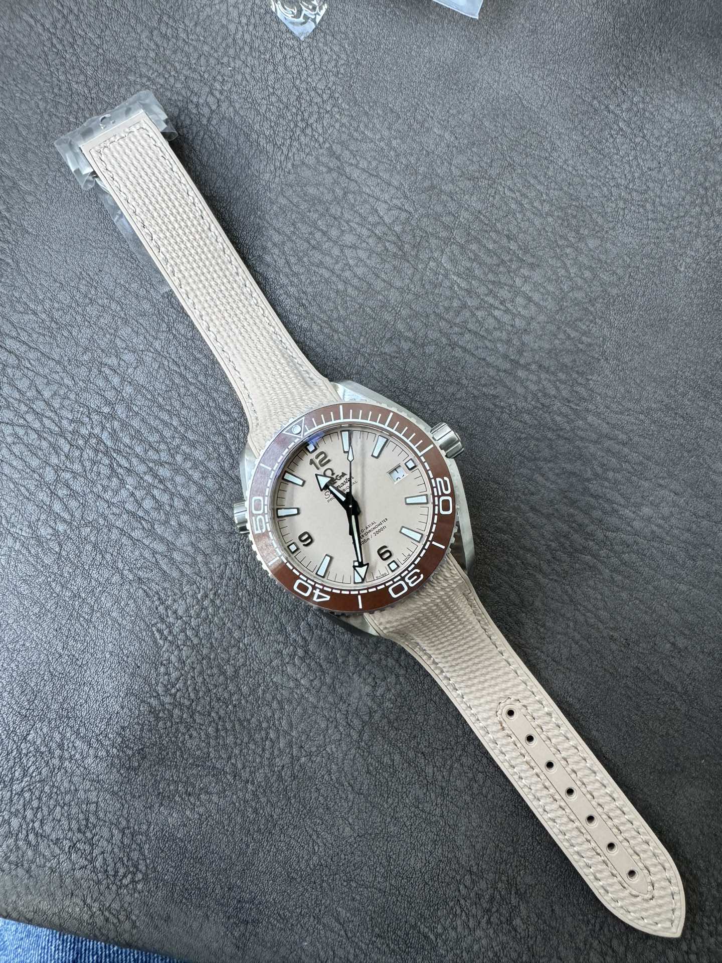 VS  l 8900 l 43.5 mm l 씨마스터 플래닛 오션 600M 215.32.44.21.09.001 한정 할인