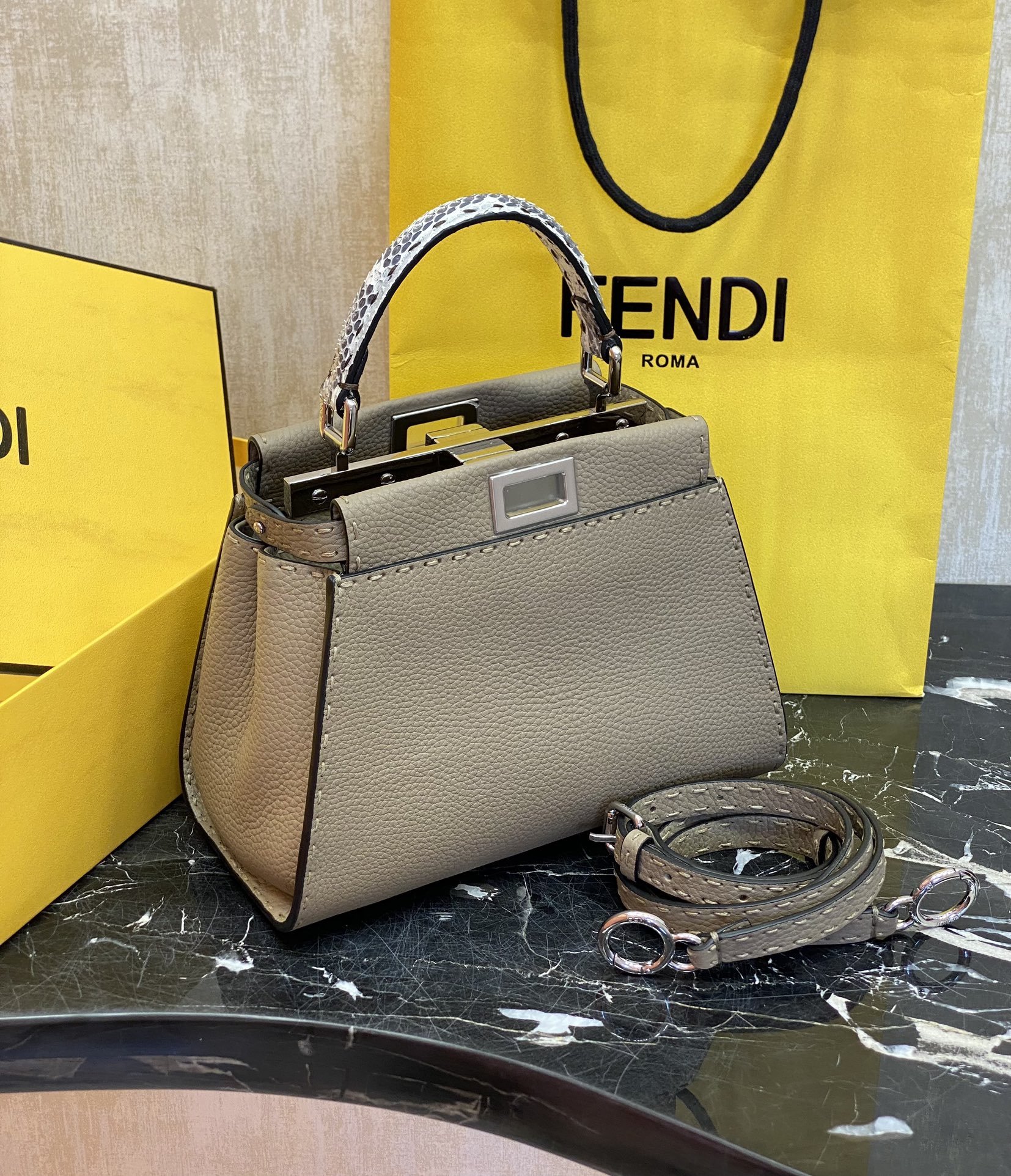 FENDI 미니 피카부  18 X11 X 23 cm