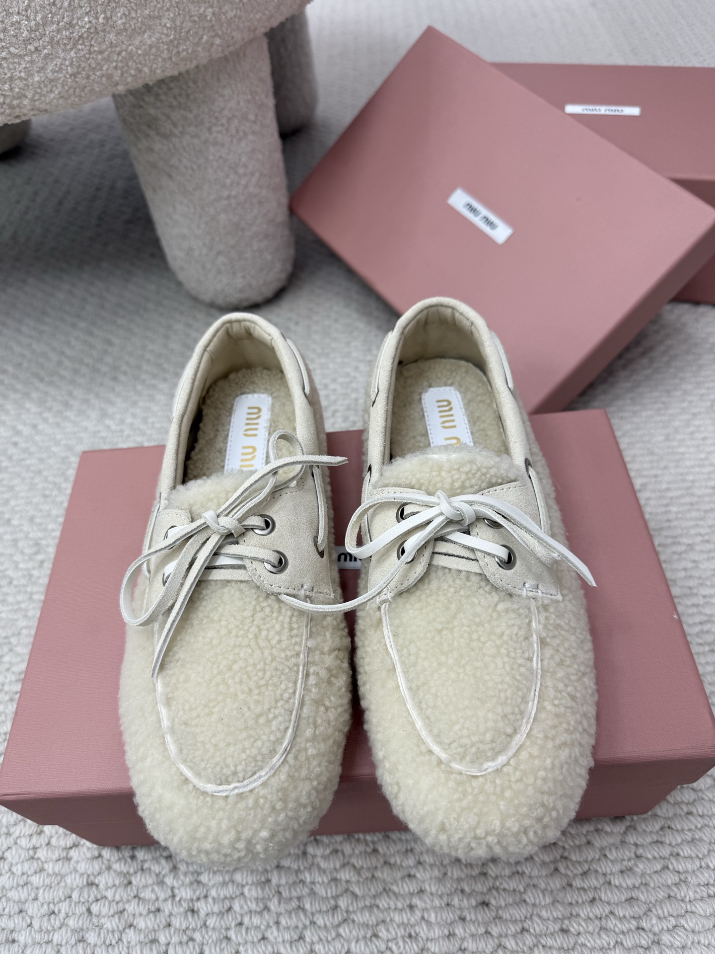 미우미우 화이트 시어링 라운드 토 로퍼 5D525