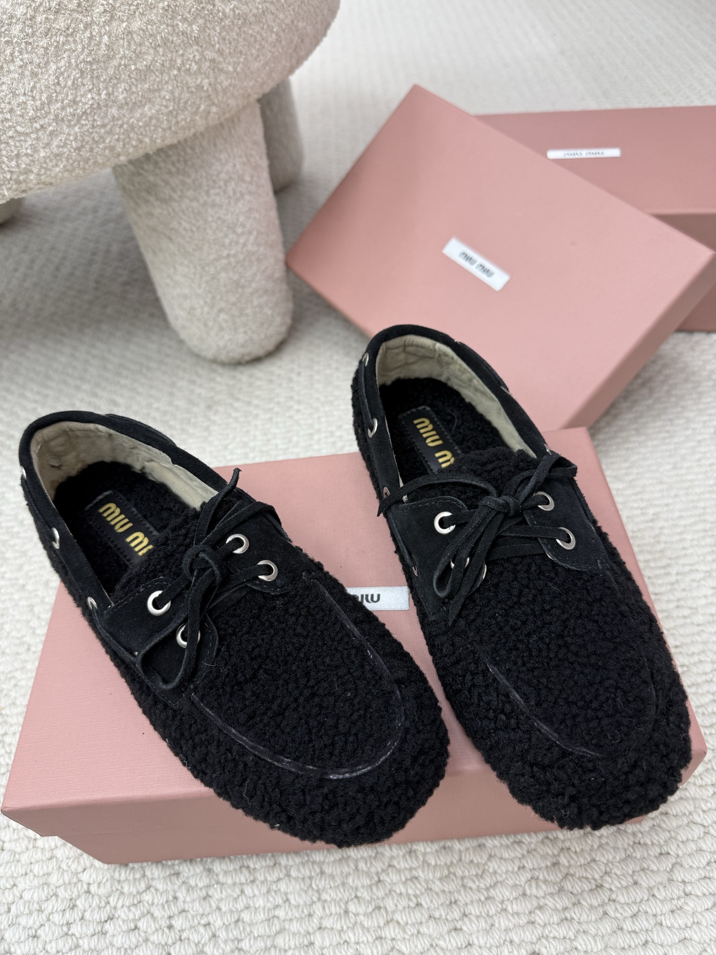 미우미우 화이트 시어링 라운드 토 로퍼 5D525