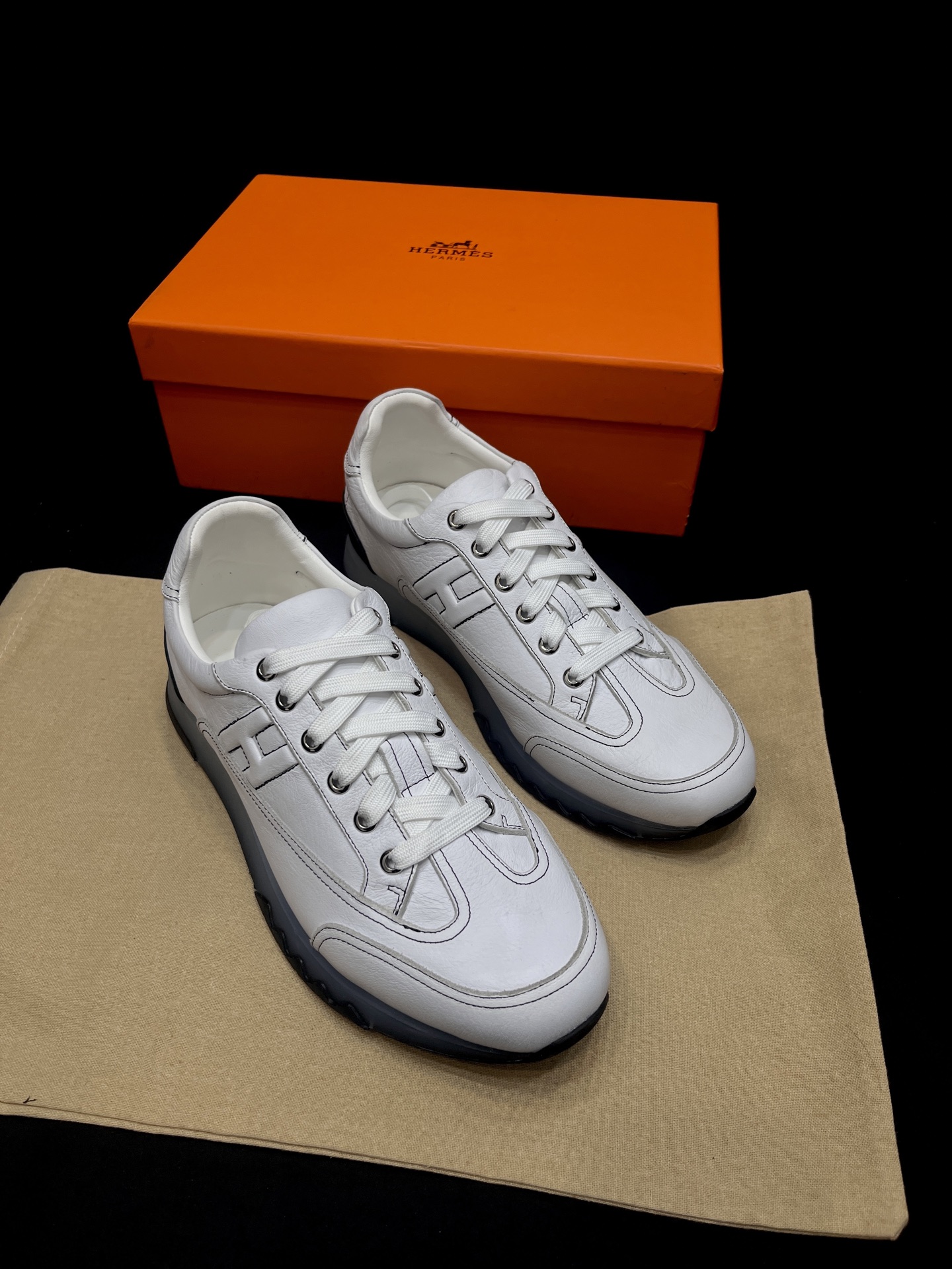 에르메스 트레일 스니커즈