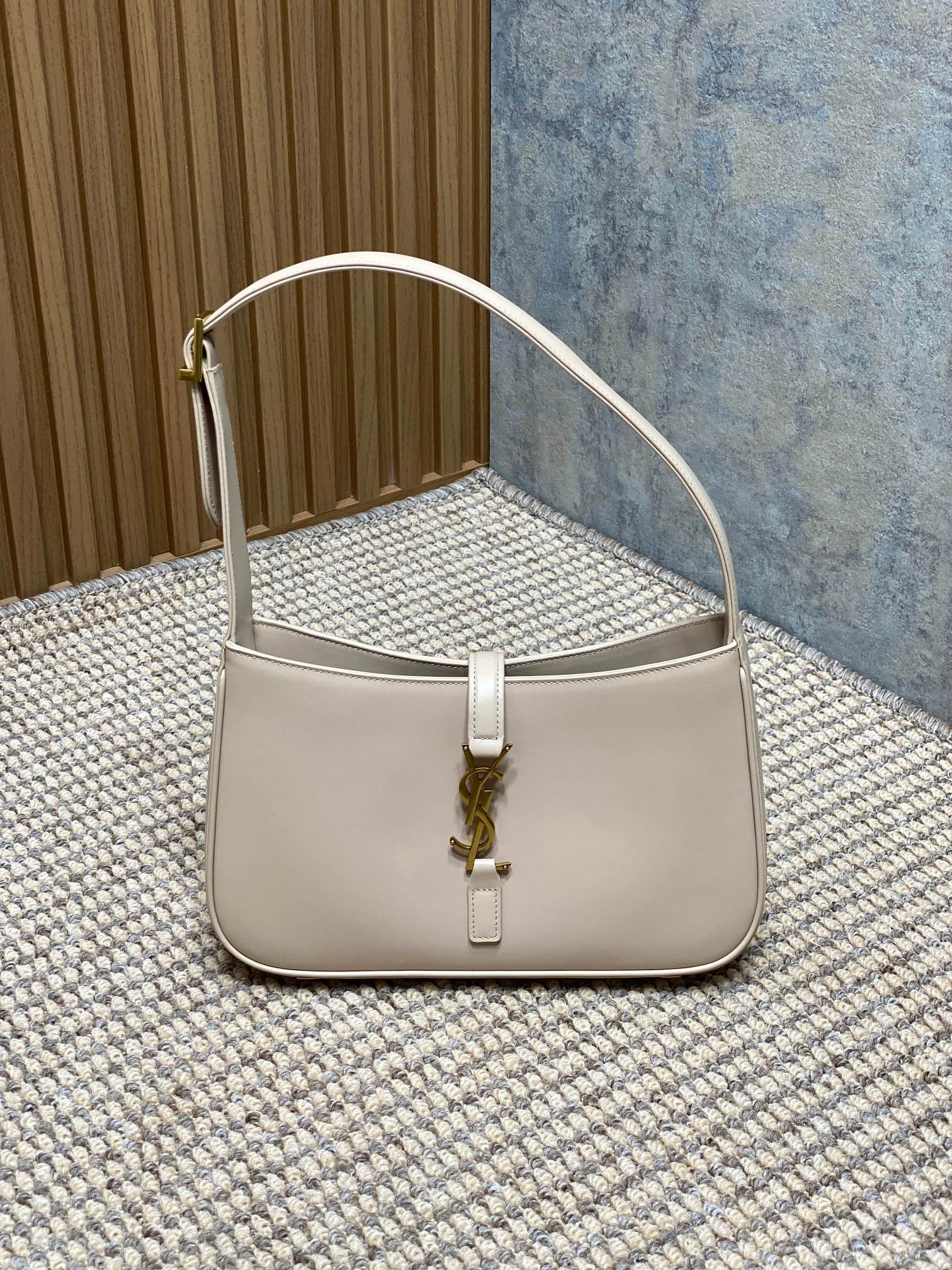 생로랑 LE 5 A 7 모노그램 호보백 657228  23x16x6.5cm