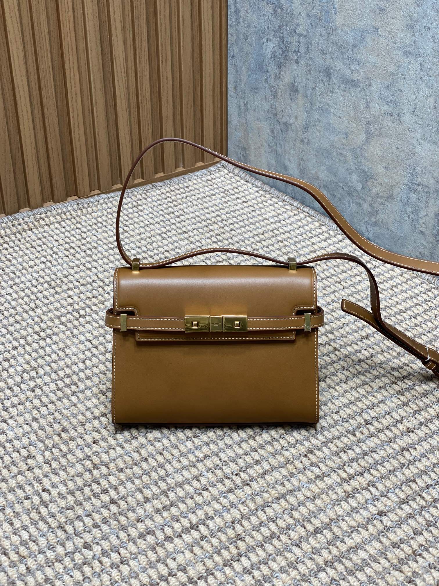 생로랑 맨하탄 스몰 숄더백 675626  24x6x17.5cm