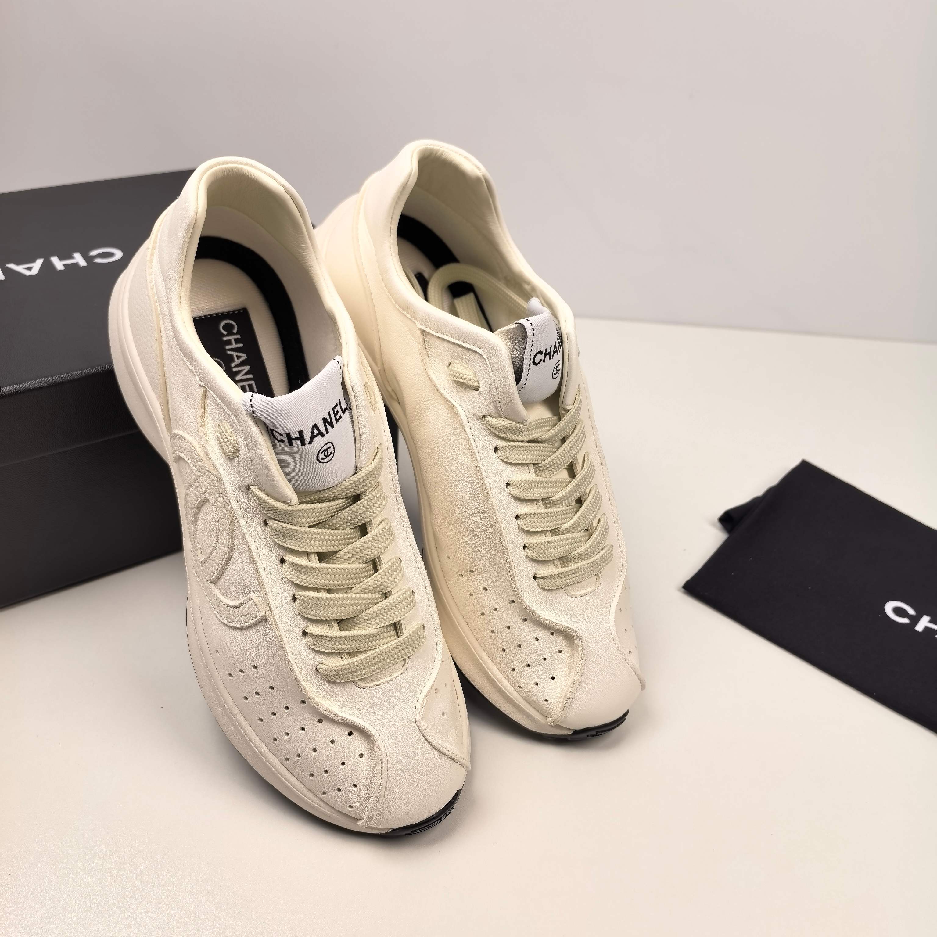 25 샤 ƆC 넬 펀칭 빅 로고 레더 스니커