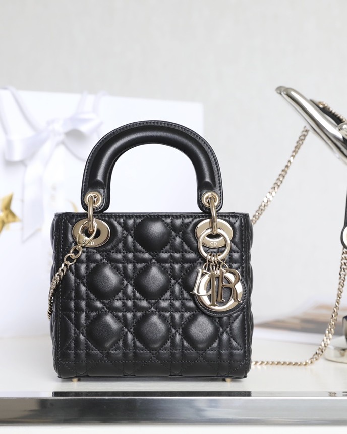 디올 Lady Dior  mini 17*15*7cm