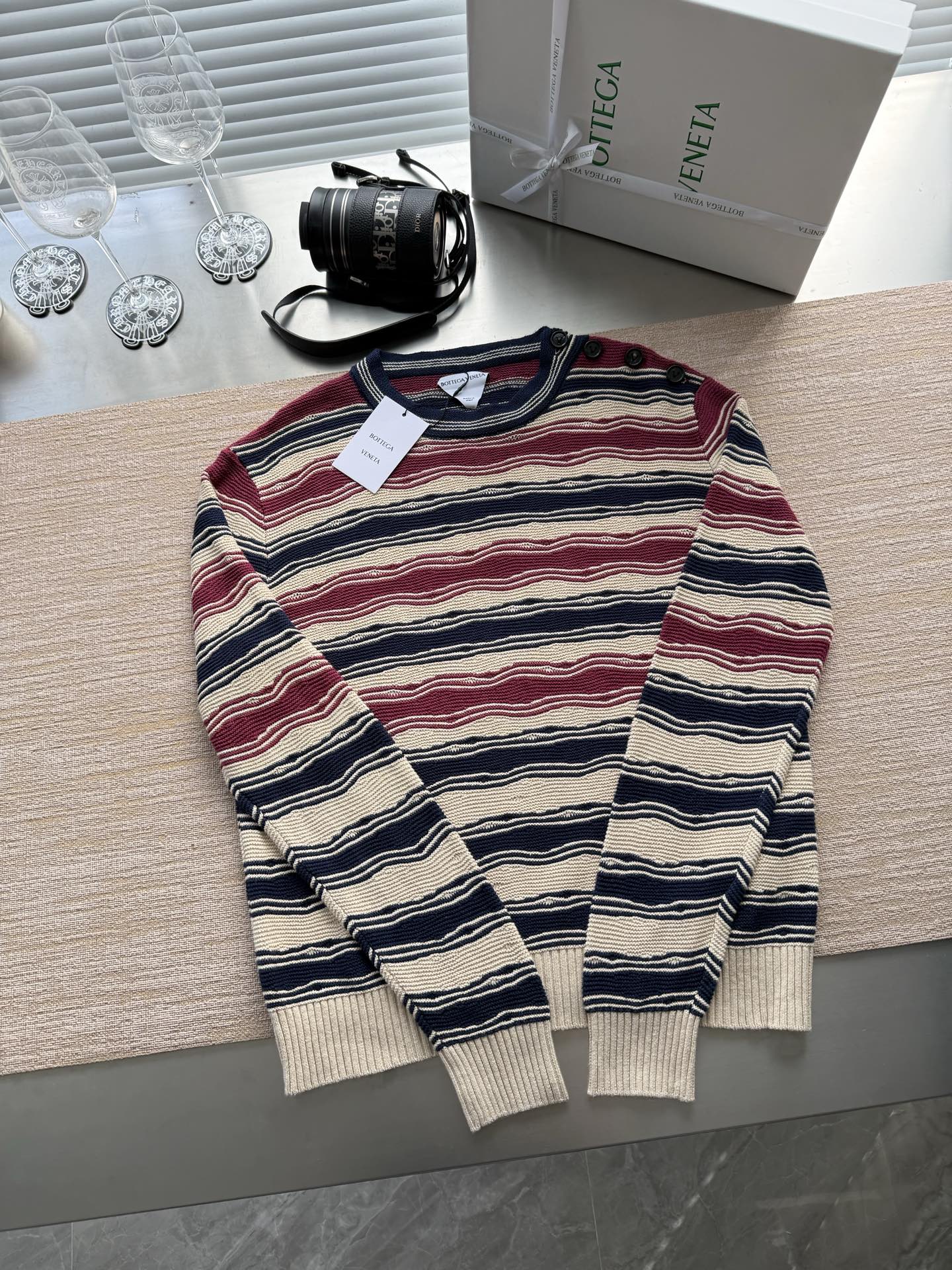 보테가베네타 2025 멀티컬러 스트라이프 숄더버튼 라운드넥 니트