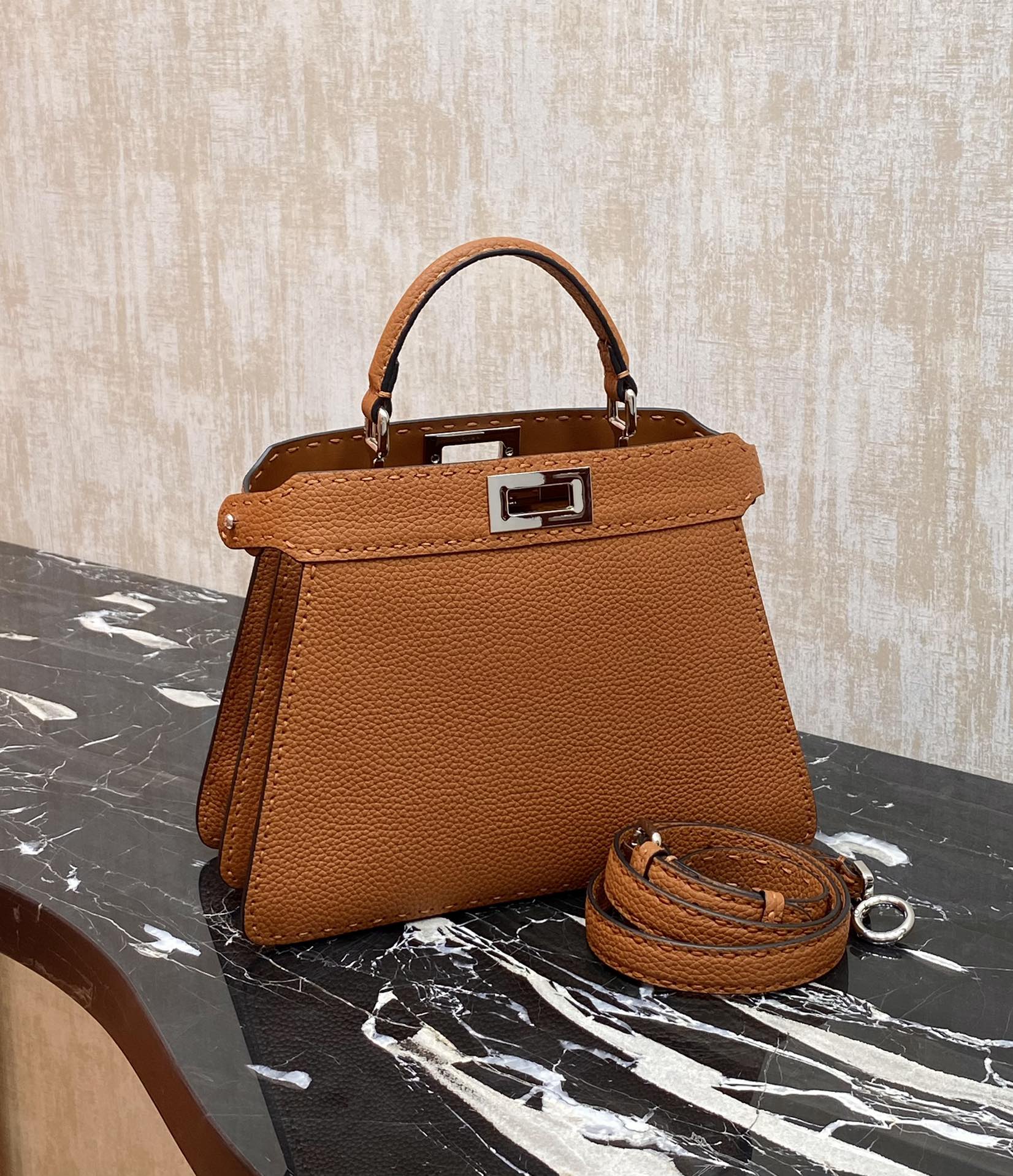 FENDI 스몰 피카부peekaboo  ISeeU 27 X 23 X 11 cm