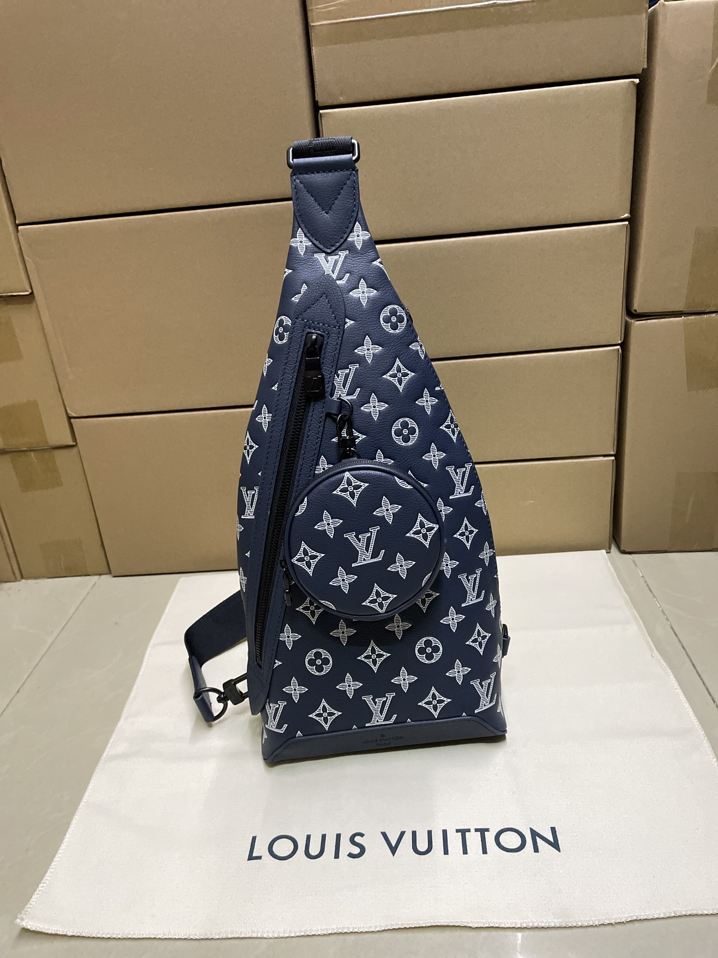 루이비통 듀오 슬링 백 M24751 42 x 6 x 20cm