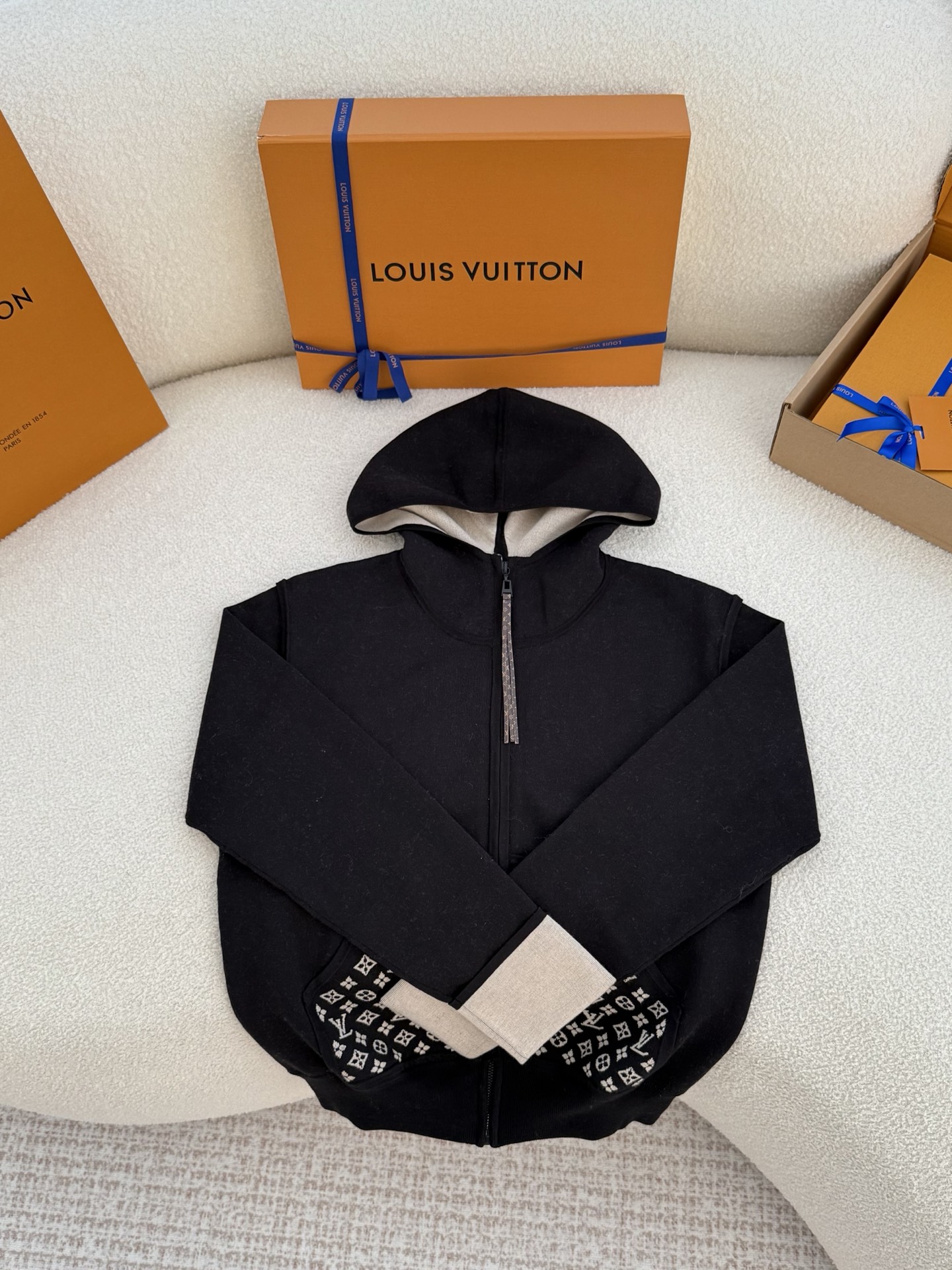 1AHZFA 모노그램 액센트 집업 후디