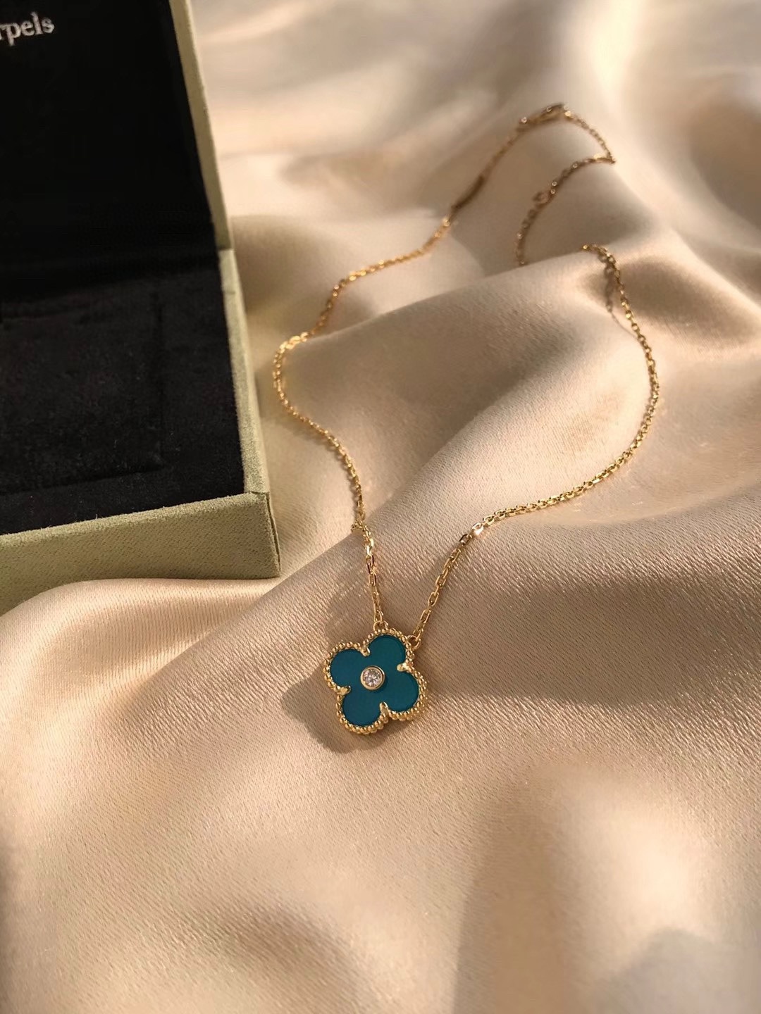 Van Cleef & Arpels-  아펠 알함브라 펜던트