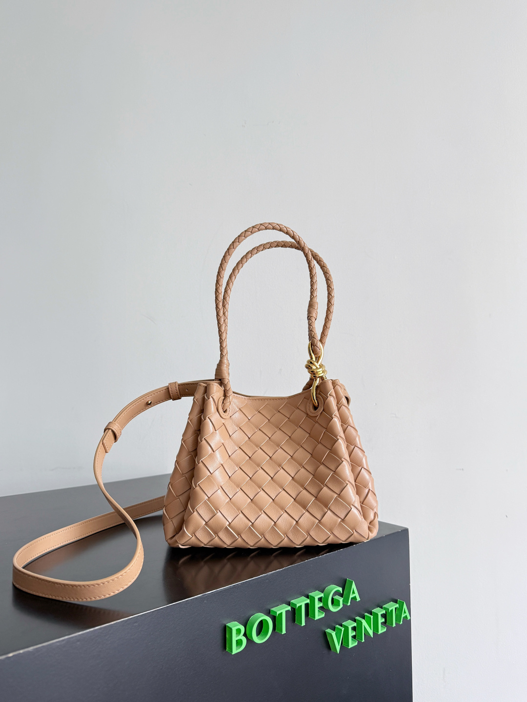 보테가 베네타 스몰 파라슈트 826220  21*17*16cm