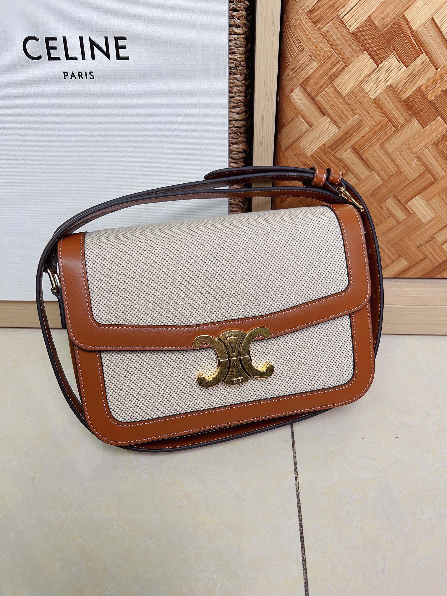 셀린느 클래식 트리오페 숄더백 191242BZ4  22-16-6cm