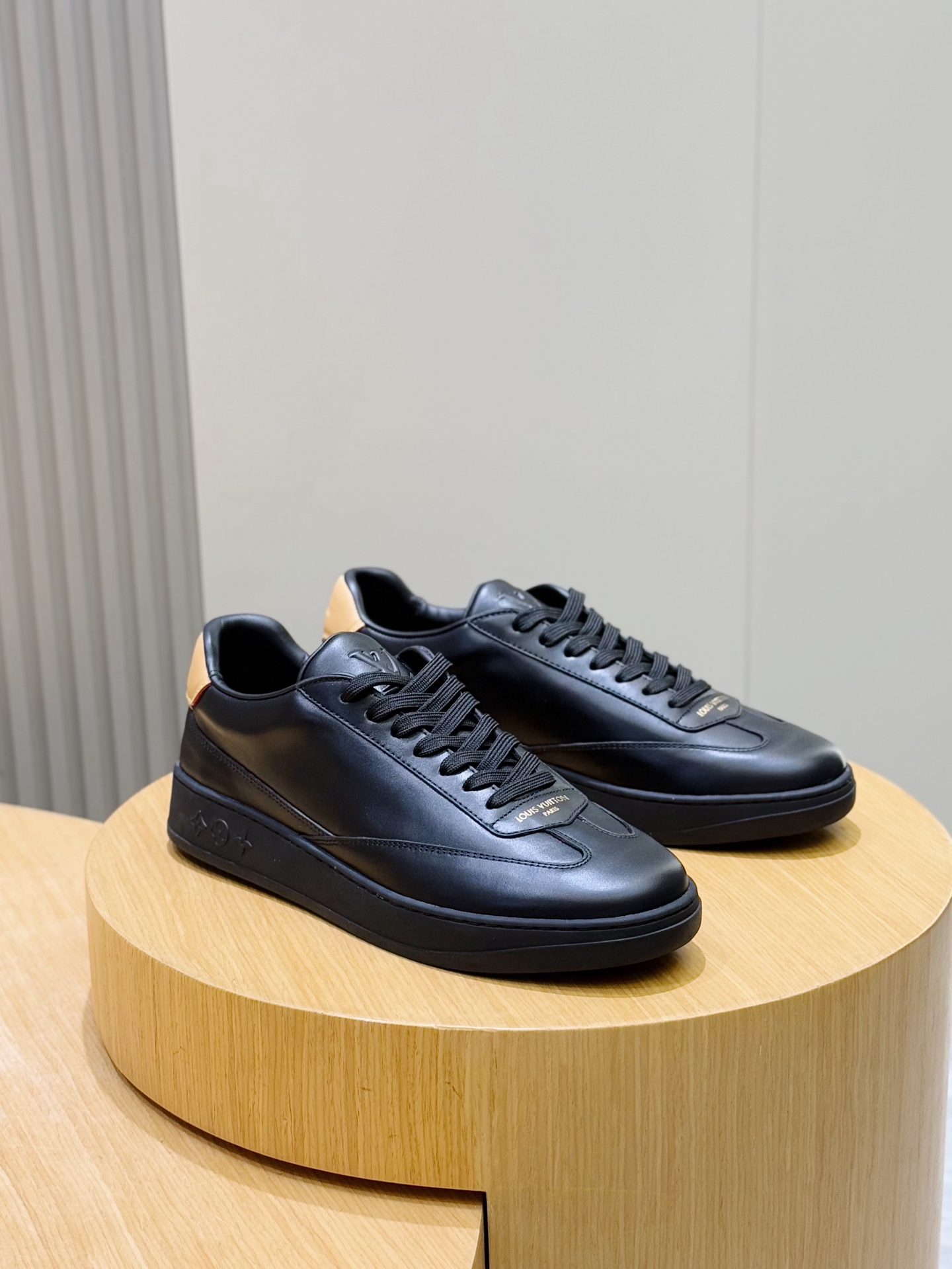 1AJA75 LV Flash Sneaker