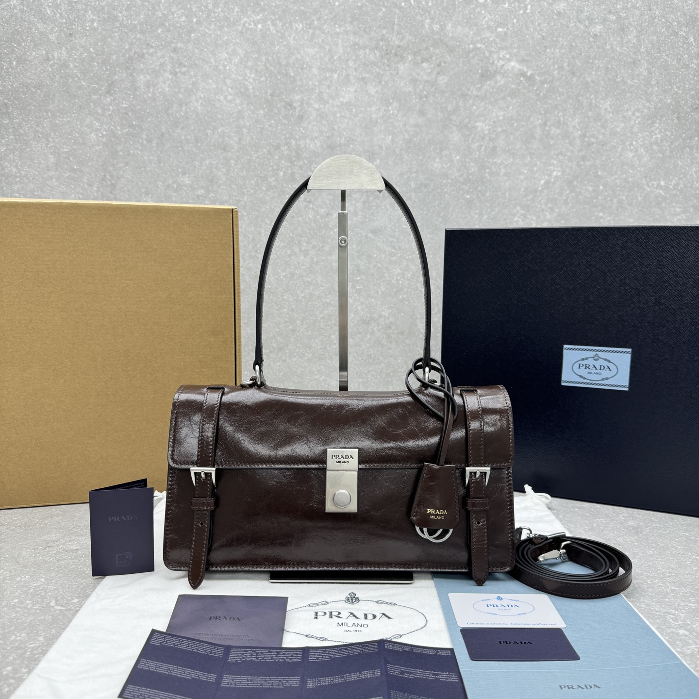 프라다 소프트 럭스 가죽 소재의 중형 핸드백 1BN026 32×11×17cm