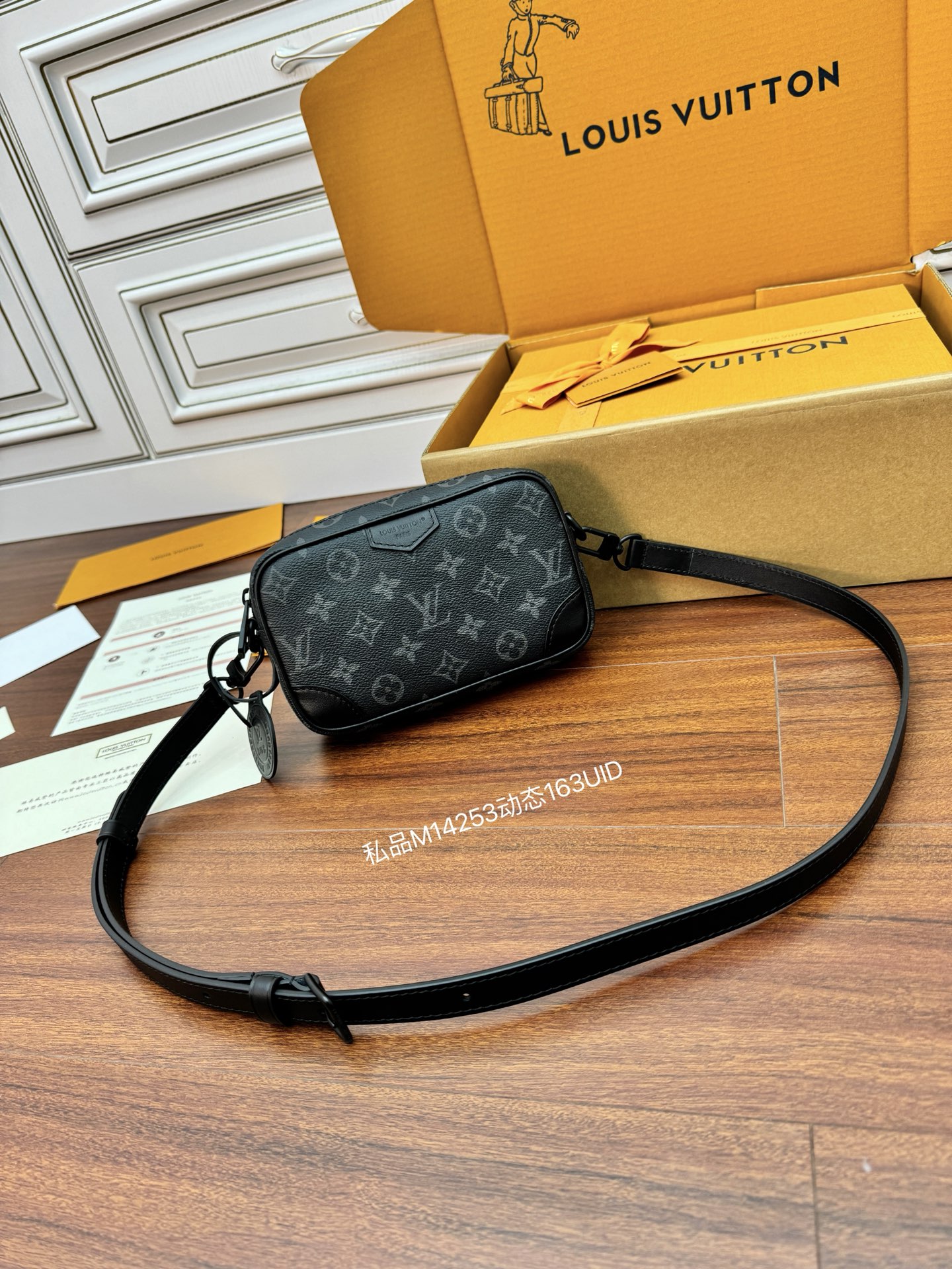 루이 비통 트로카데로 웨어러블 월릿 M14253