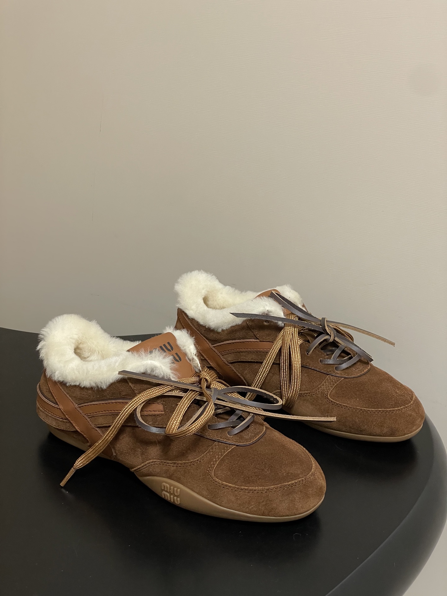 Miu Miu Gymnasium 스웨이드 및 시어링 스니커즈