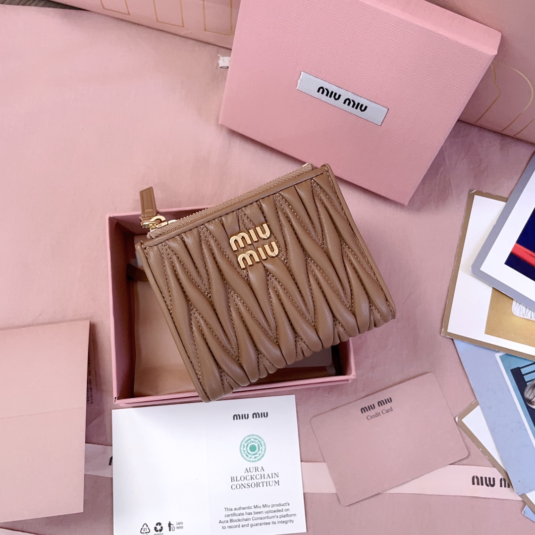 미우 미우 핑크 가죽 지갑 5ML024AFPP
