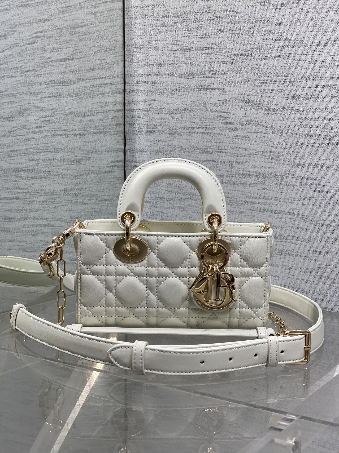 디올 레이디 디조이백 mini  19*5.5*10.5cm