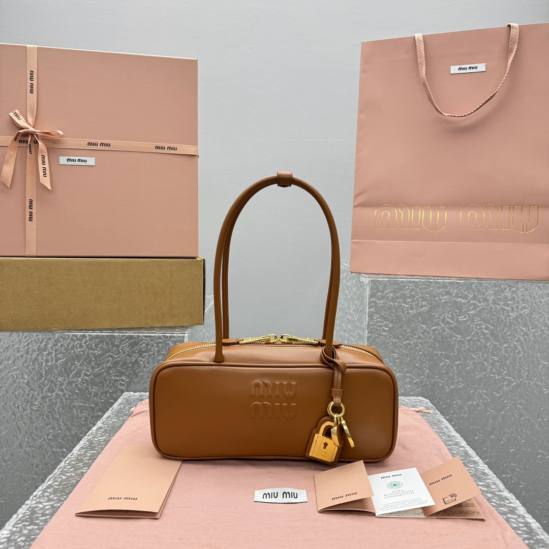 미우 미우 레더 보 백     28x 11.5x  8cm