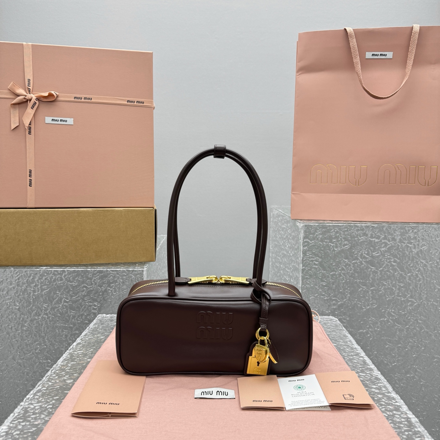 미우 미우 레더 보 백     28x 11.5x  8cm