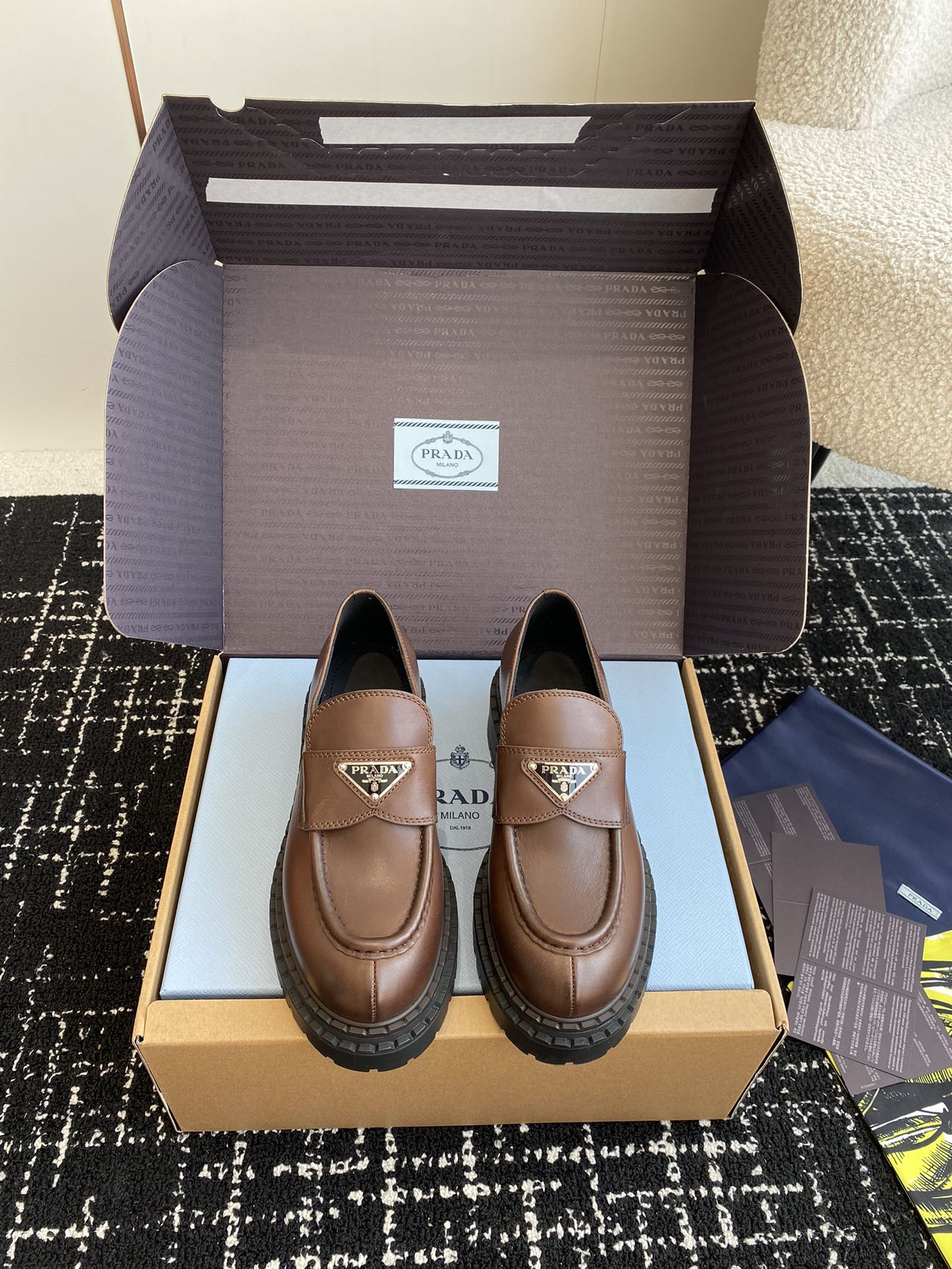 프라다 초콜릿 브러시드 레더 로퍼