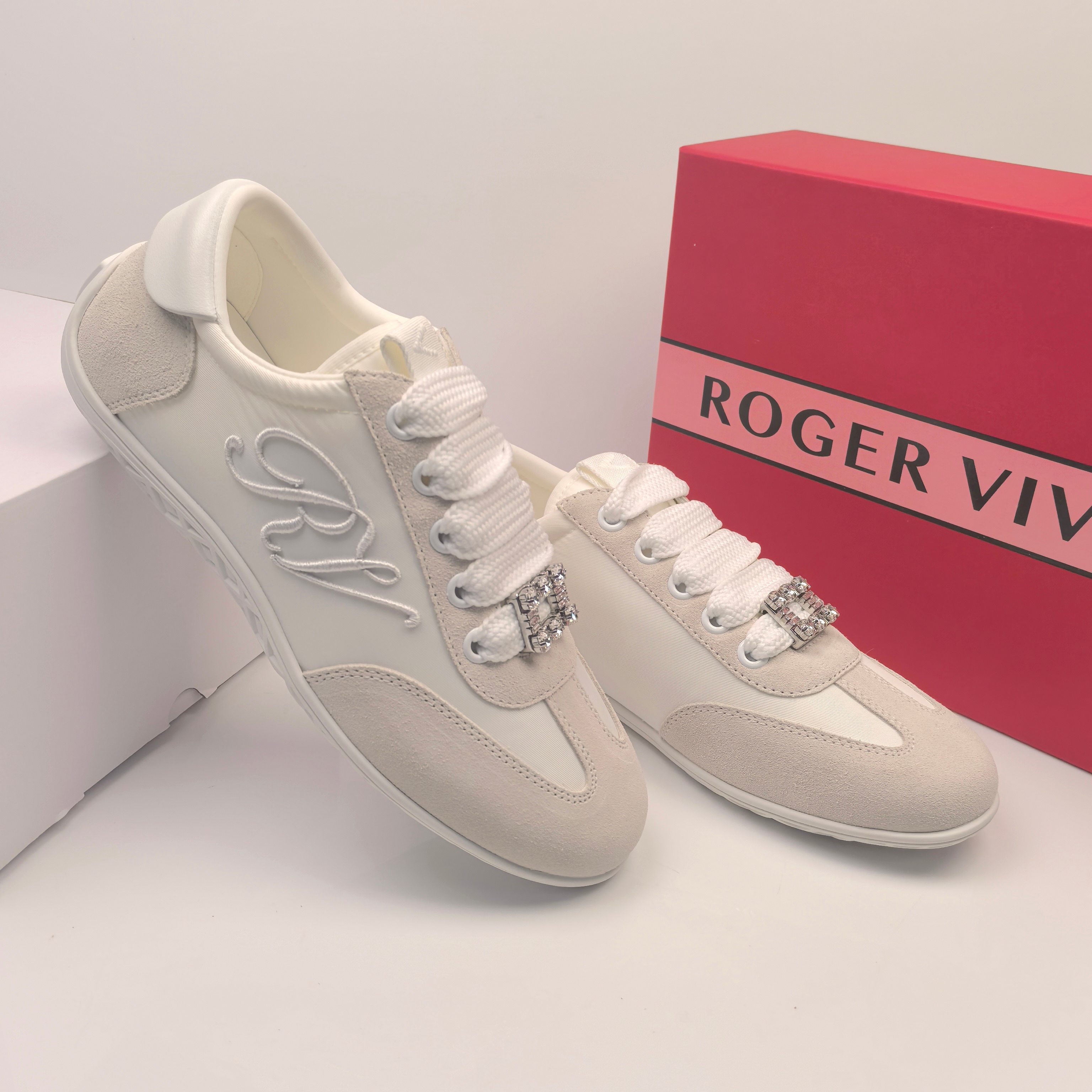 Roger Vivier Viv Low embroidered-logo Sneakers