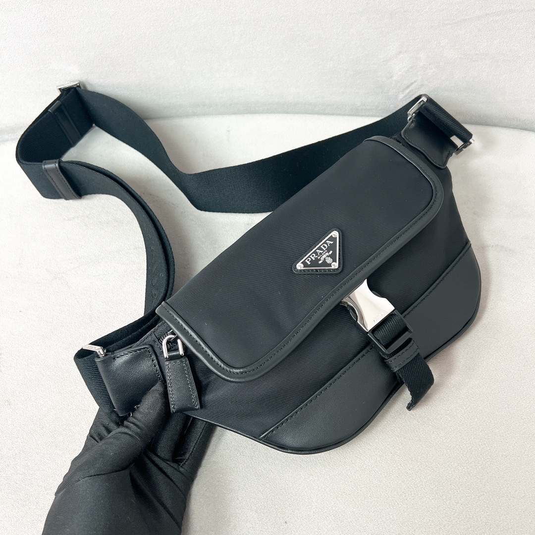 25SS 프라다 리나일론 앤 사피아노 가죽 슬링 숄더백 2VH176 18x15x5cm