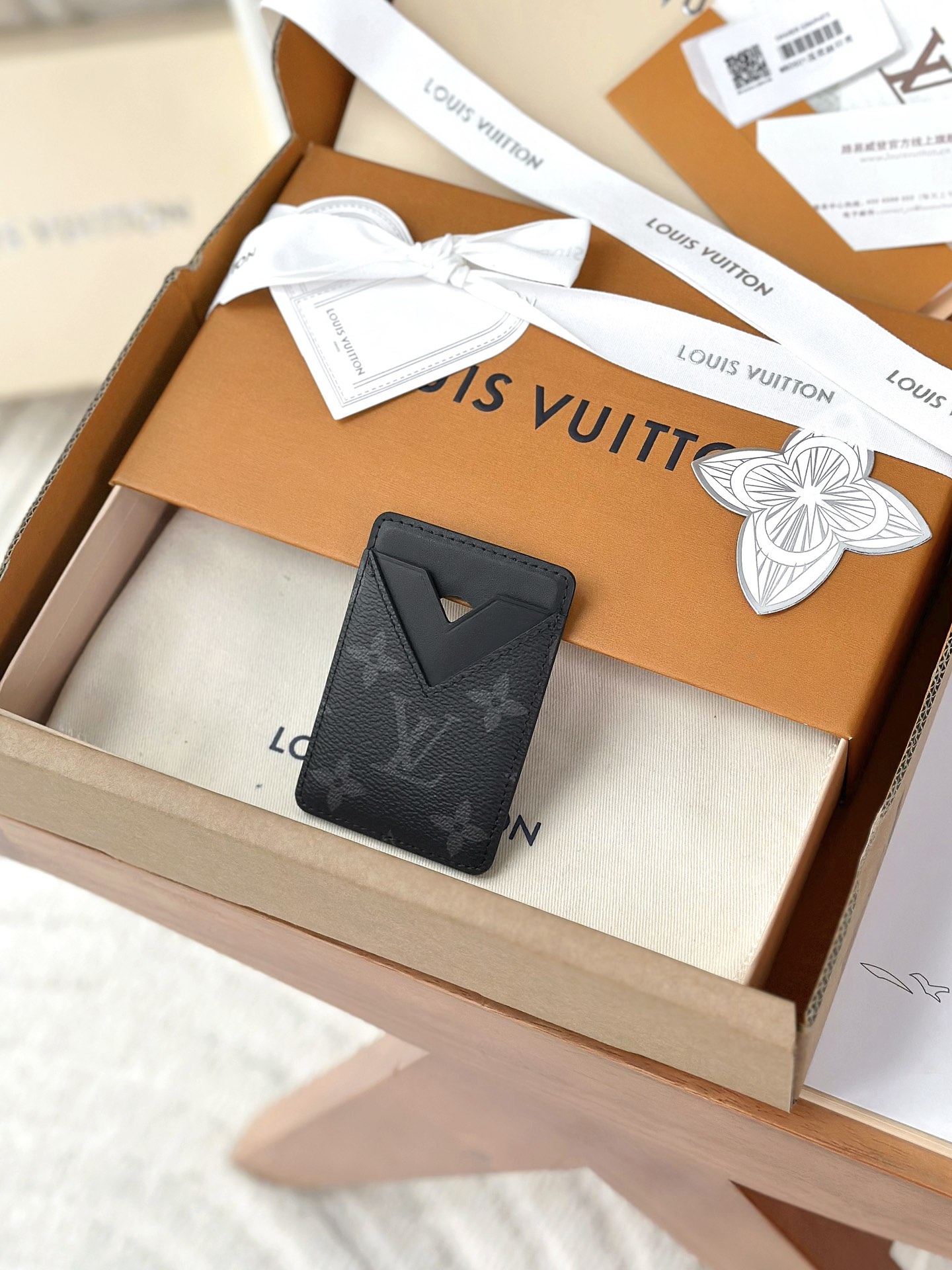 루이비통 자석 카드 지갑 M12602