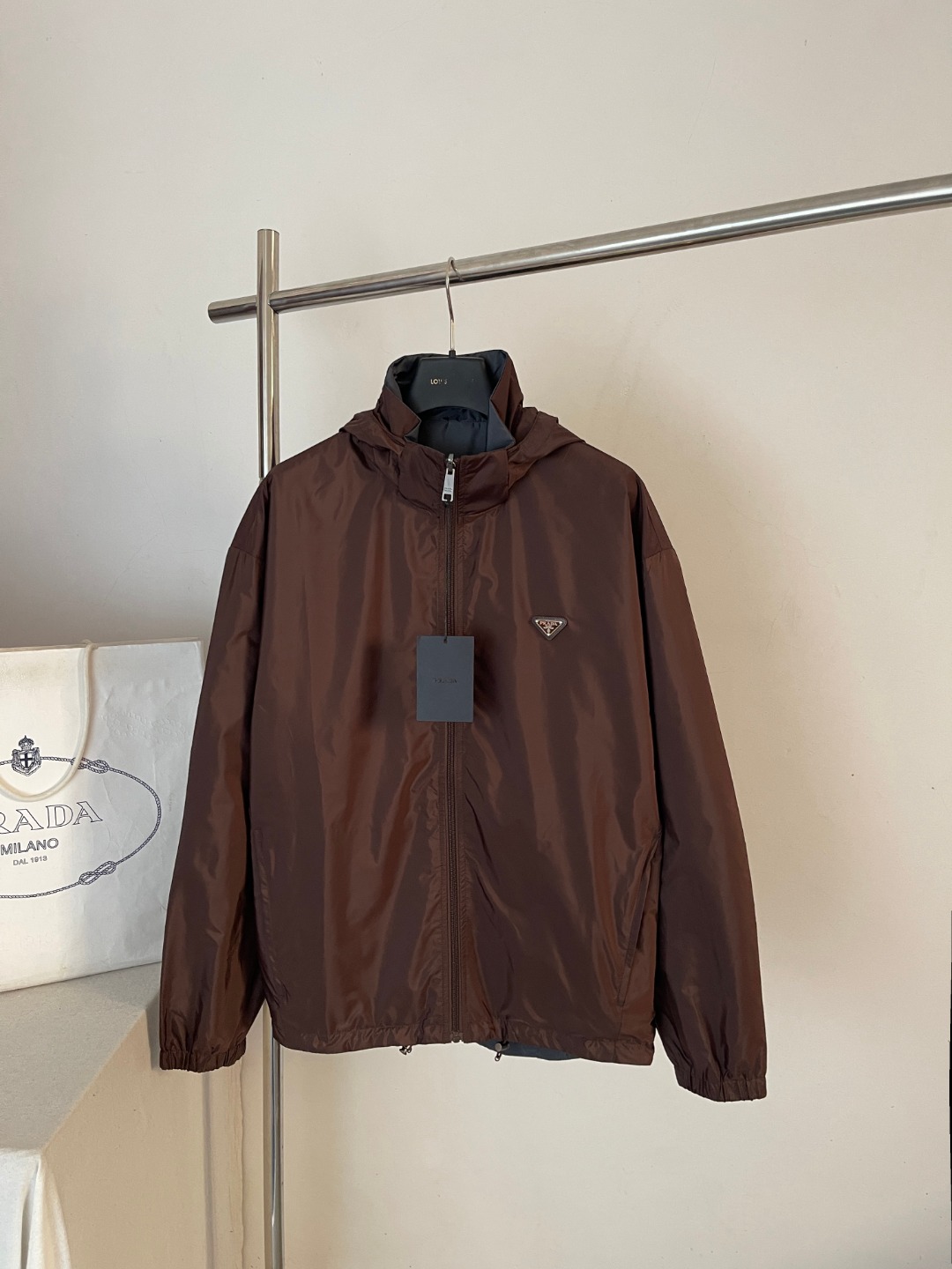 프라다  후드  재킷 양면 옷차림