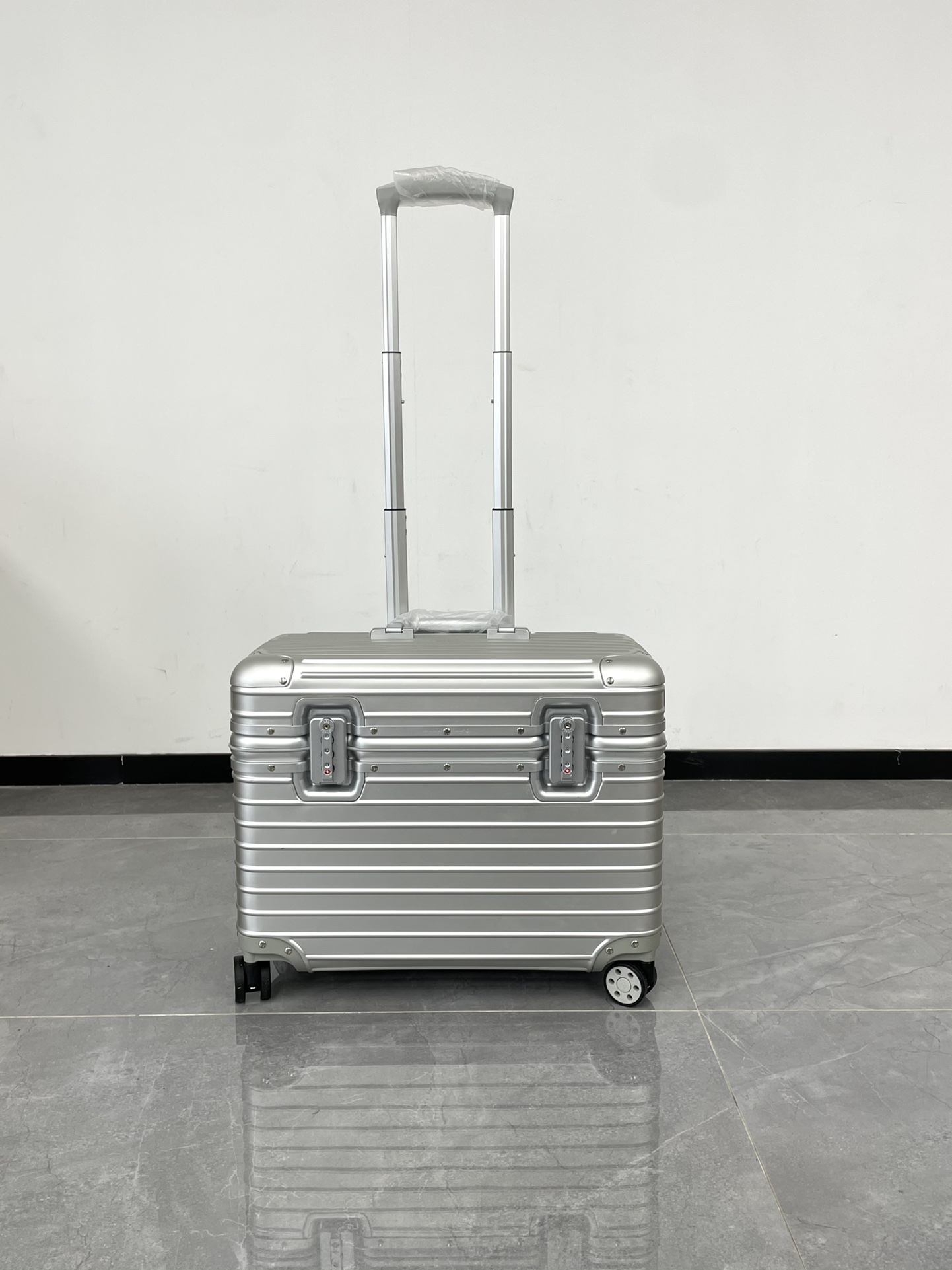 리모와 토파즈 파일럿 트롤리 캐리어