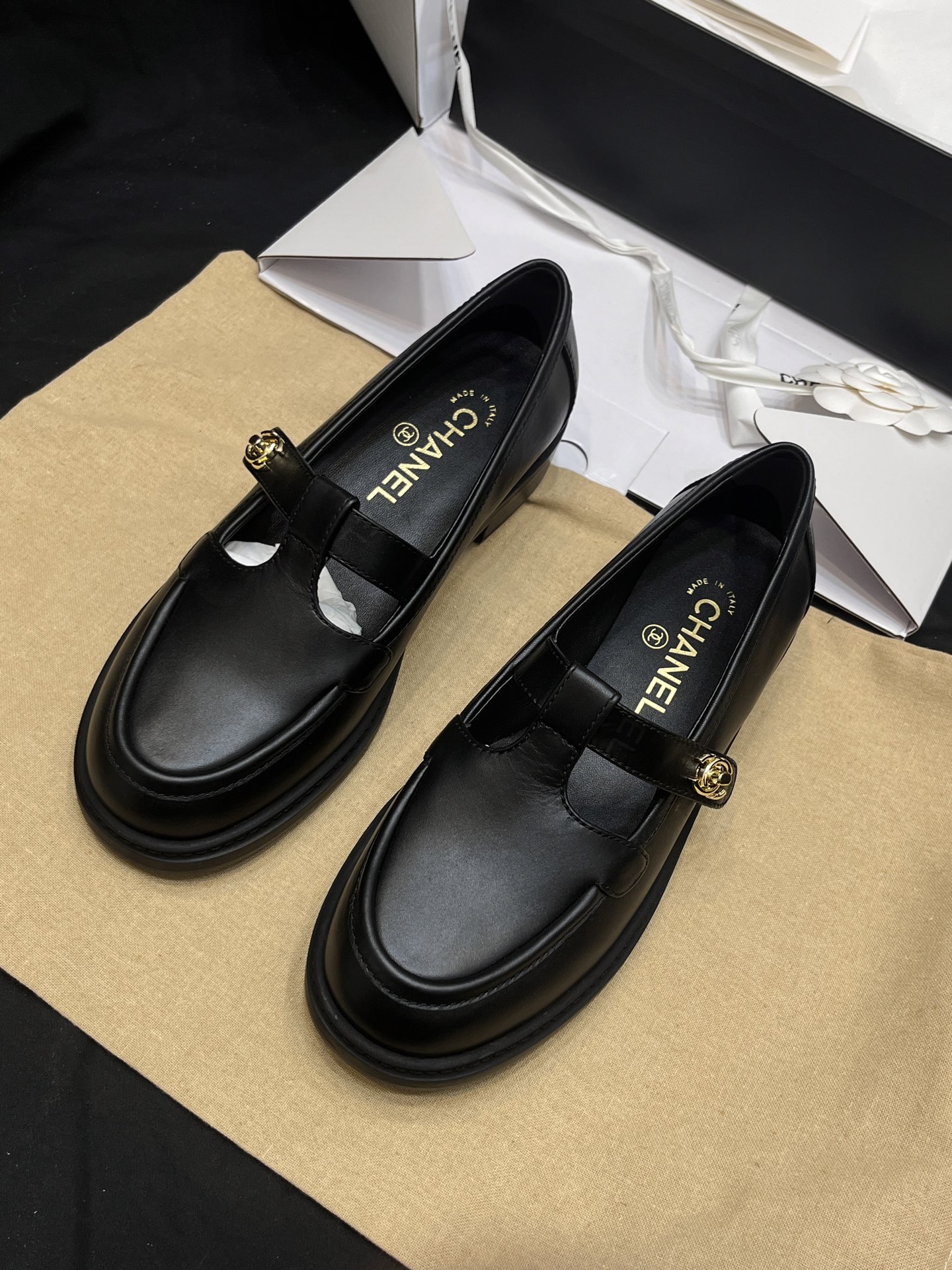 샤 ƆC 넬 카프스킨 T 스트랩 턴락 금장 CC 로고 로퍼