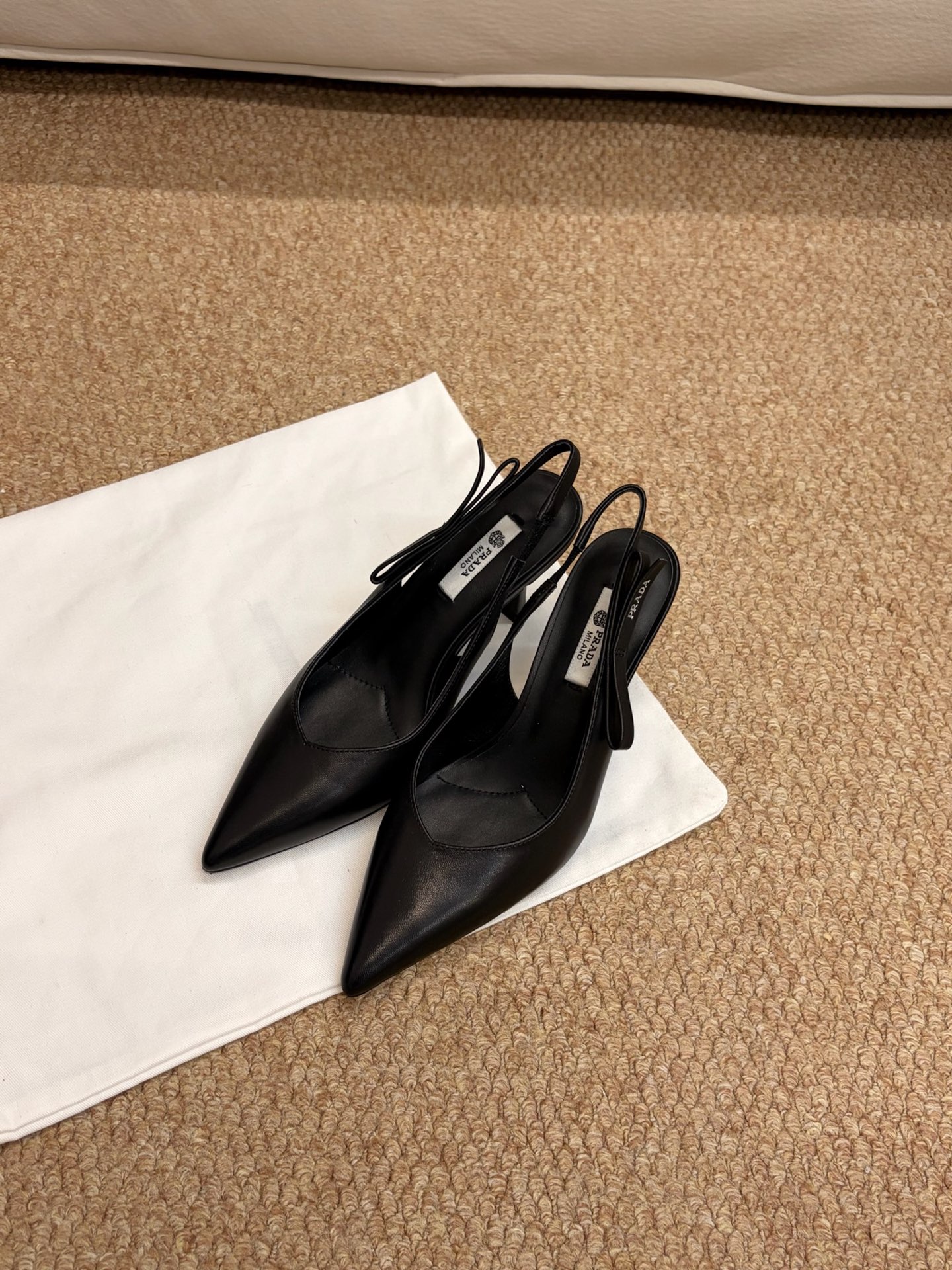 프라다 26WF 신상 슬링 백