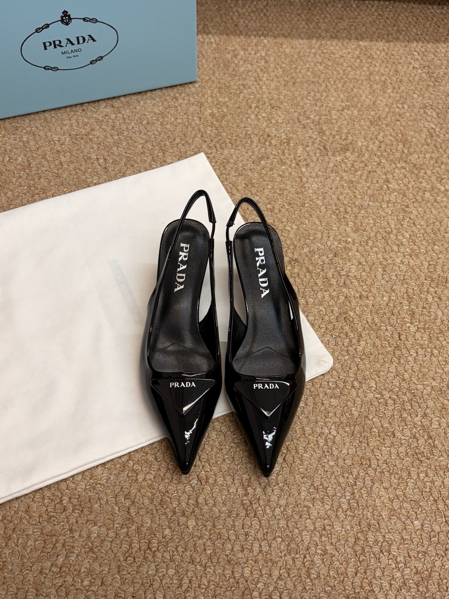 프라다 26WF 신상 슬링 백